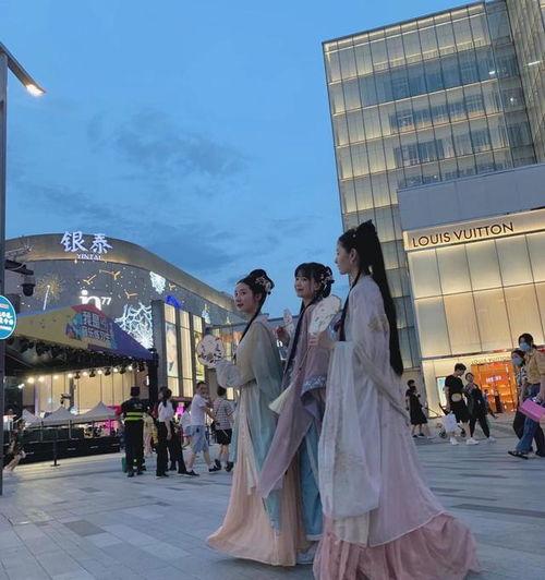 成都汉服吃瓜,成都汉服热浪下的吃瓜群众众生相